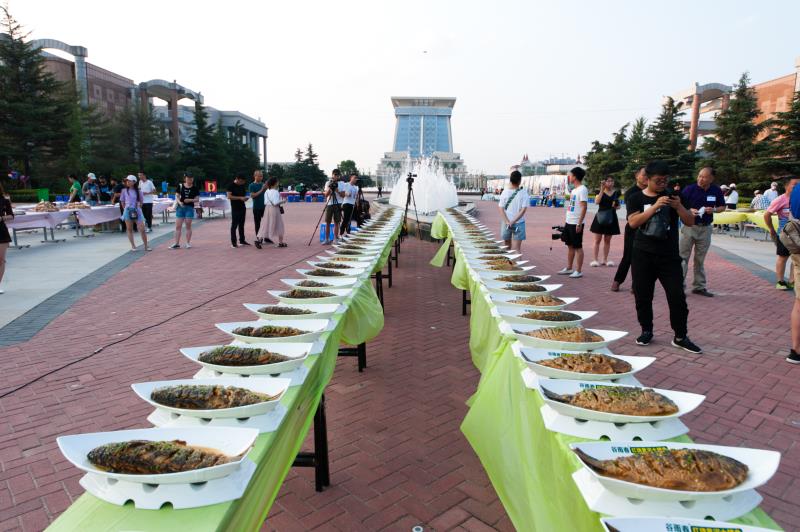 新郑市烧烤世界杯(大学校园千人烧烤大会，1500人同吃“河南名片”)