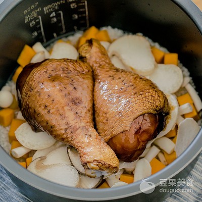 电饭煲蜜汁鸡腿饭,有菜有肉又有饭_晶羽科技