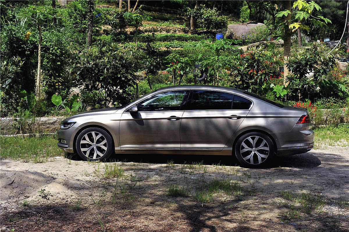 优惠3.3万元起，不到18万元的现款迈腾买不买？