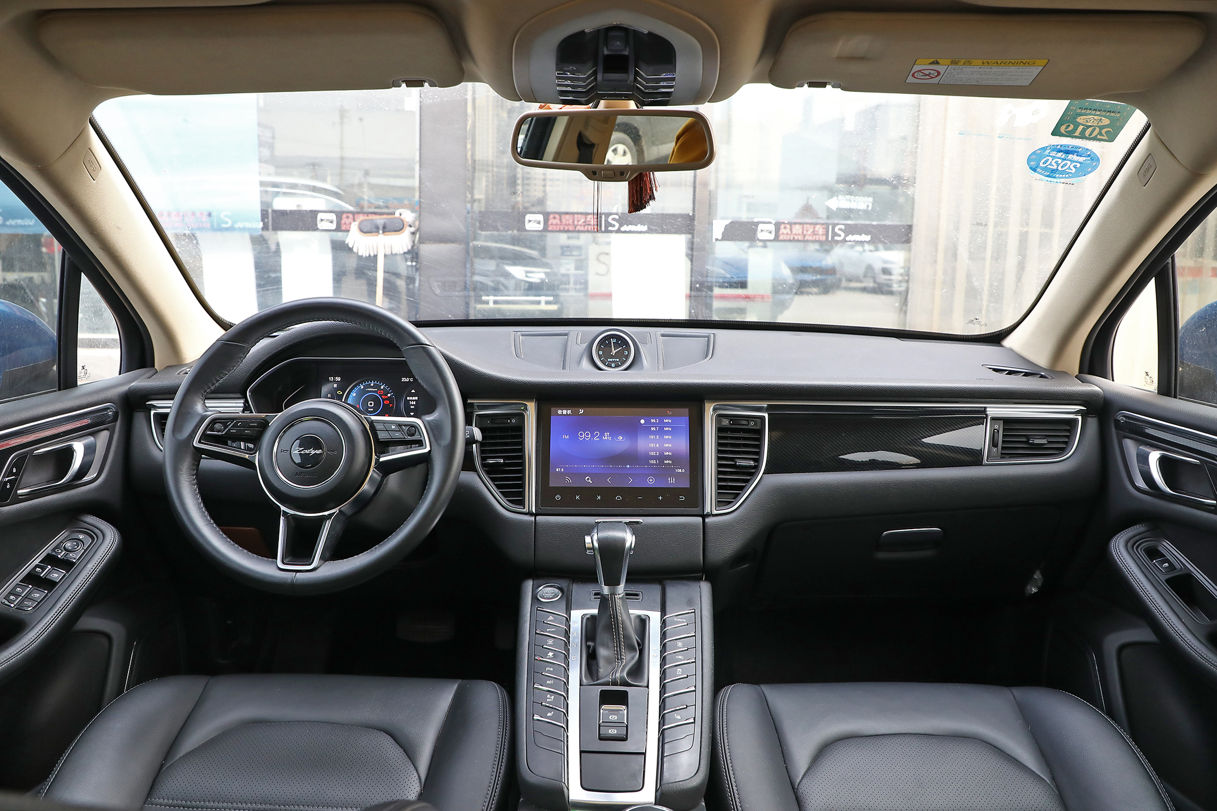 众泰sr9的内饰布局简约大方,设计也符合年轻人的审美,中控按键的位置