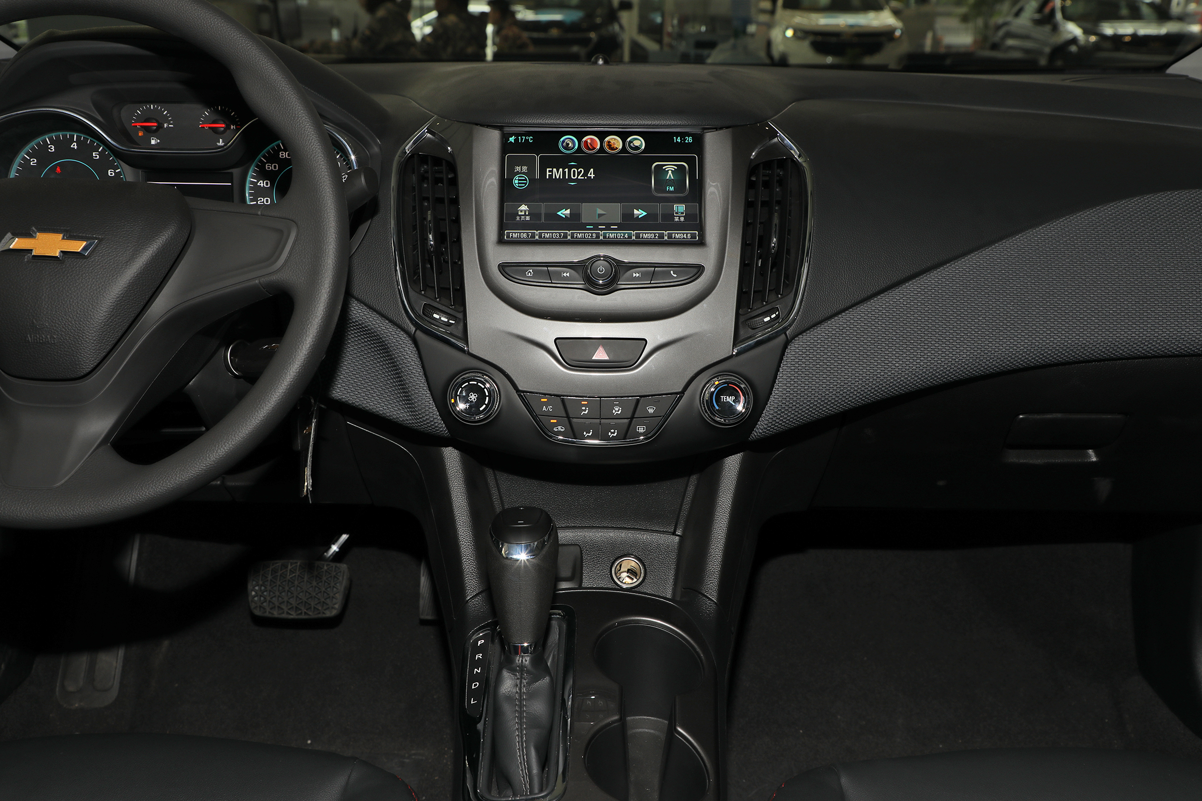 科鲁兹的内饰布局简约大方,设计也符合年轻人的审美,中控按键的位置