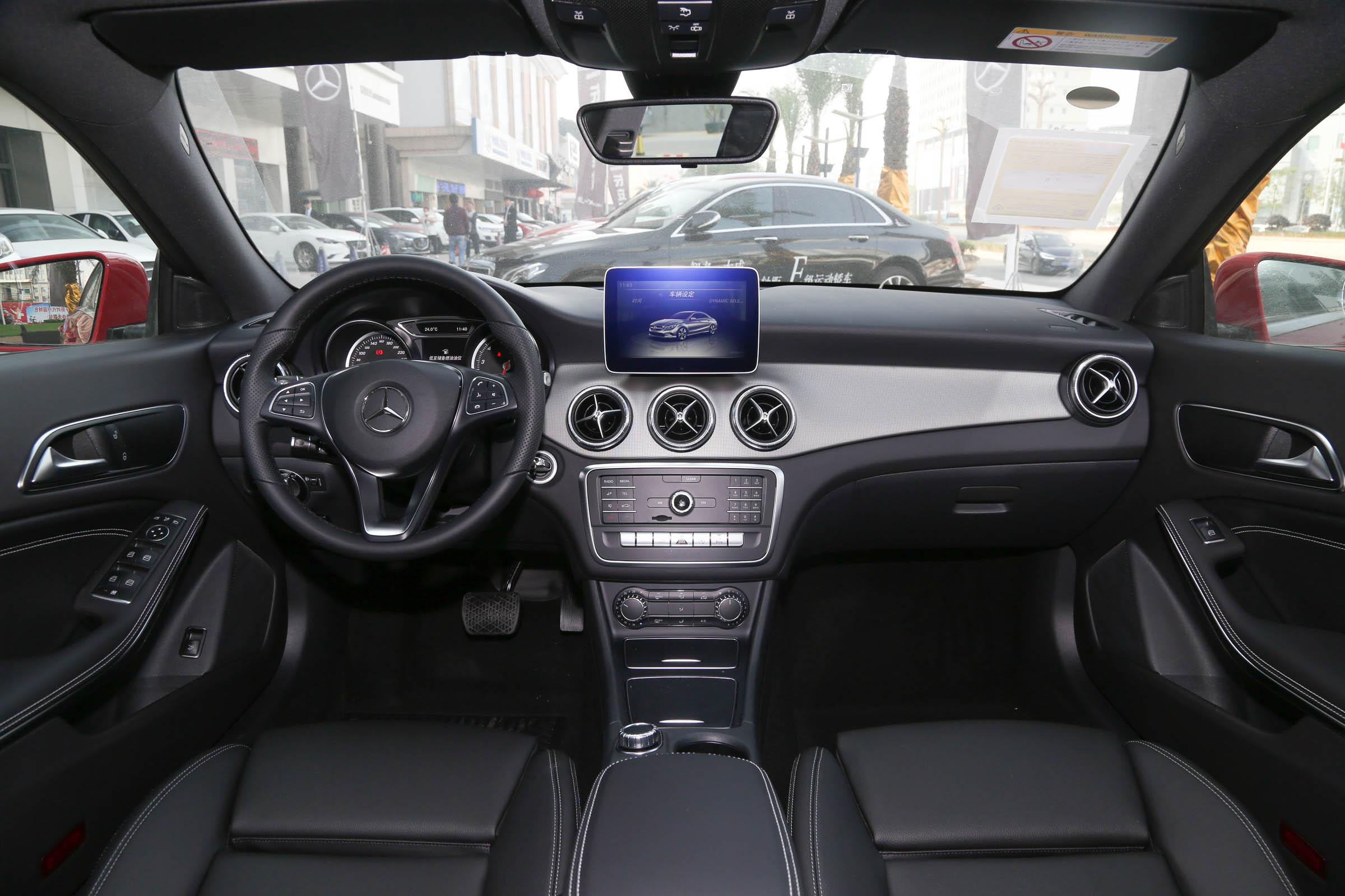 内饰在大灯方面,奔驰cla级采用了远照灯led大灯,近照灯led大灯.