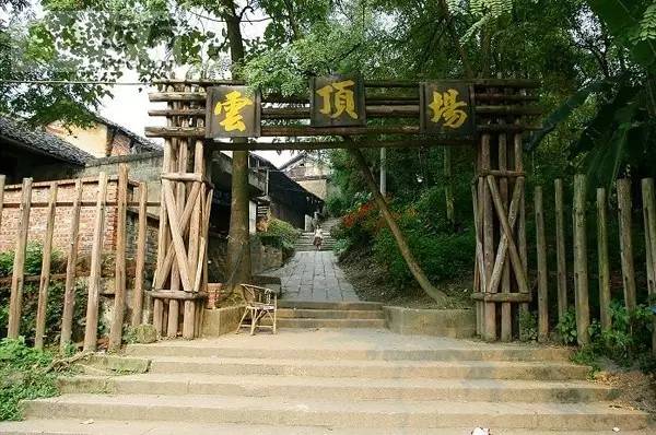 立于云端，隐于闹市，带孩子去周边深藏的城堡，触碰历史沧桑