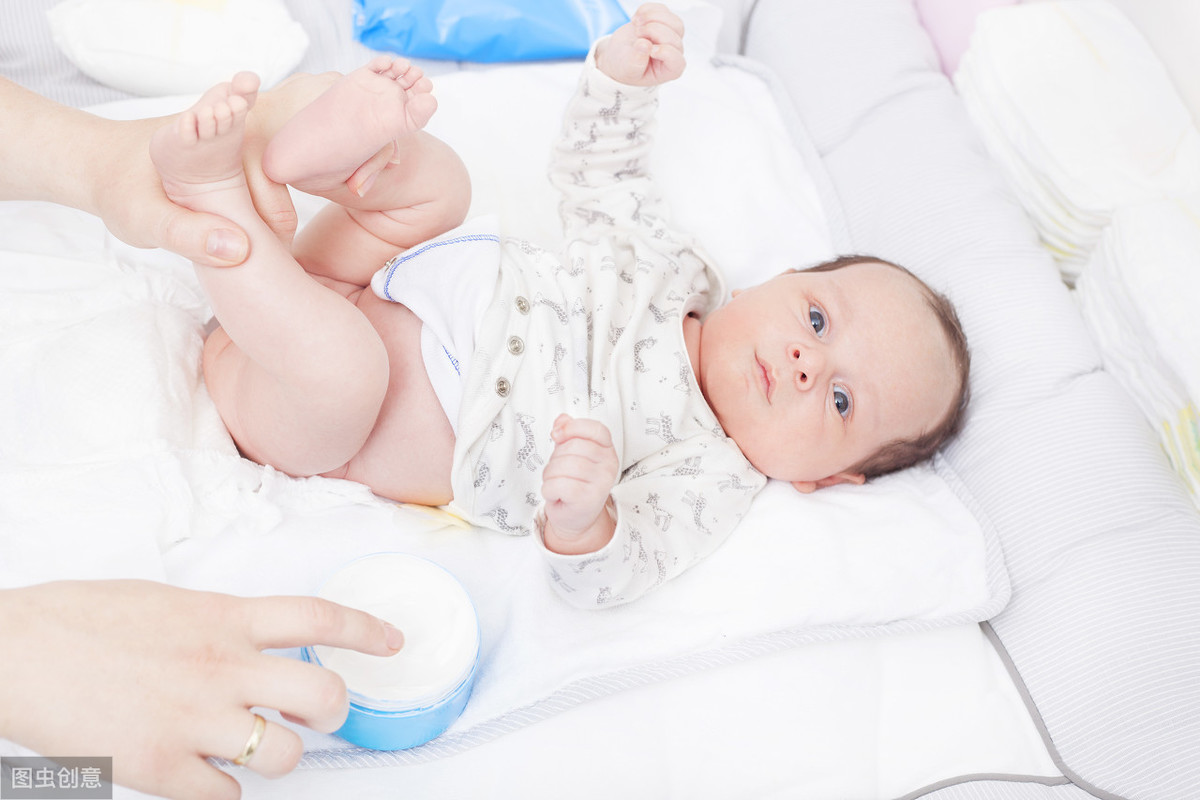 正常婴儿换尿布表现（宝宝大便时的表情）-幼儿百科-魔术铺