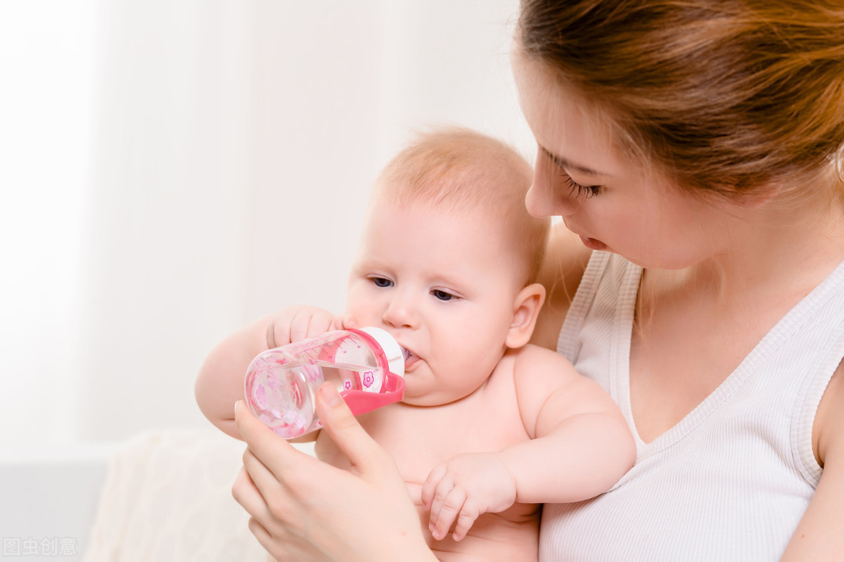 婴儿吐奶严重是怎么回事（为什么宝宝容易出现吐奶现象）-幼儿百科-魔术铺