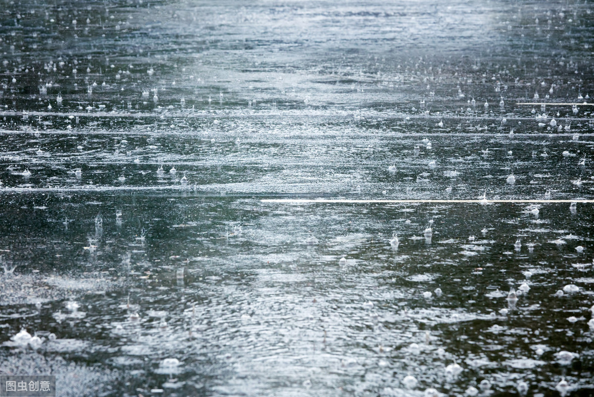 大雨滂沱的唯美图片图片