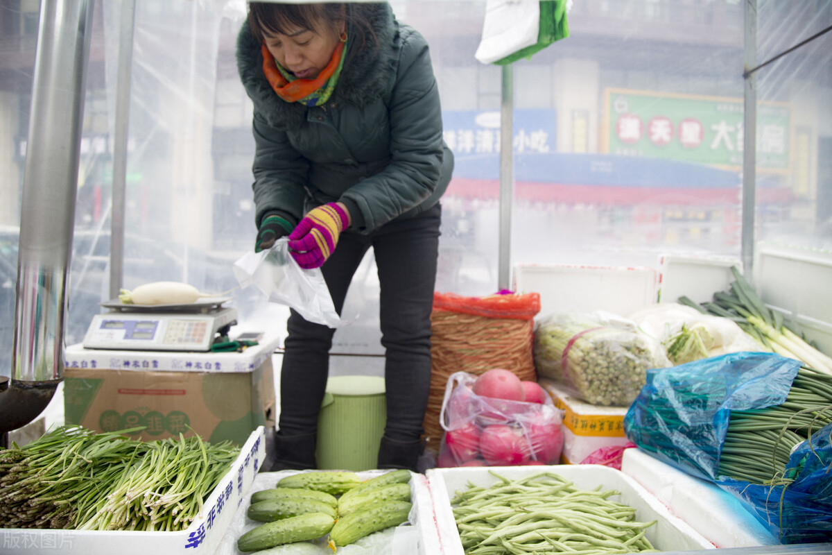 网上卖菜大战中，巨头们的“原子弹”，能干掉菜贩子的电三轮么？