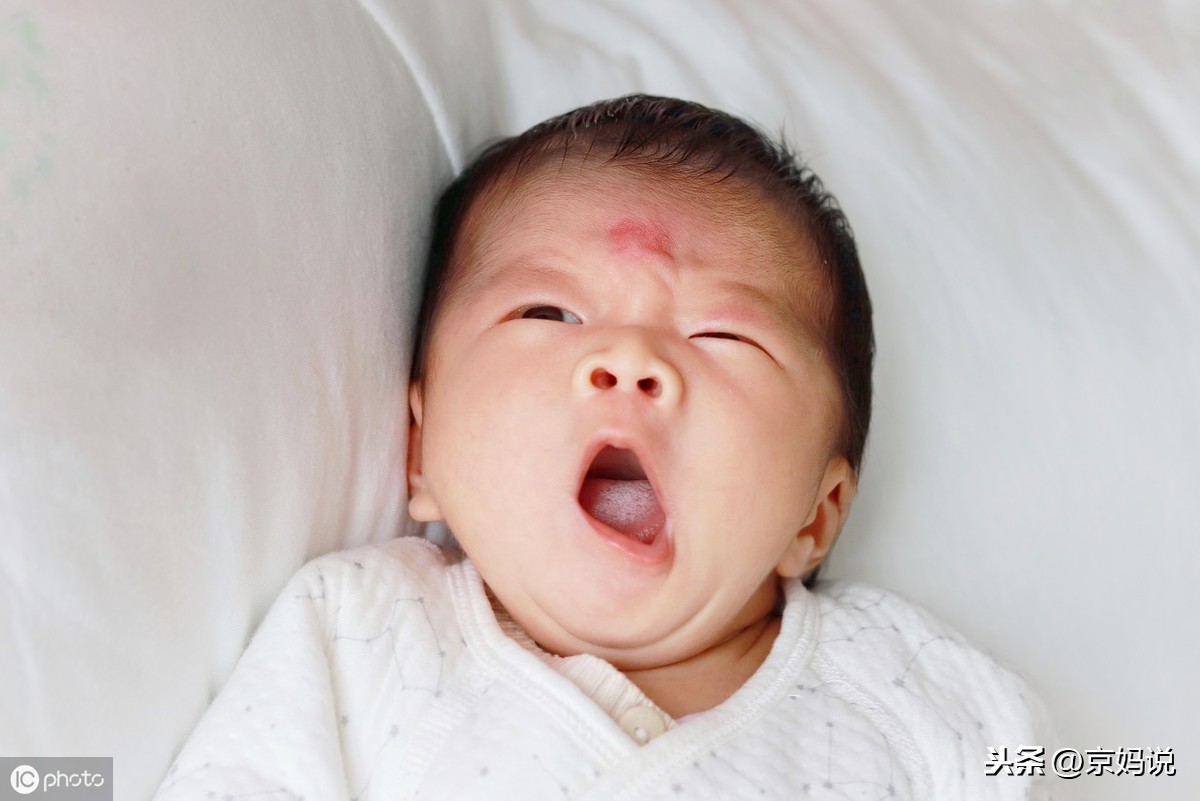 宝宝睡觉不踏实，总惊醒或哭闹，原因有3种，看看你家娃有没有