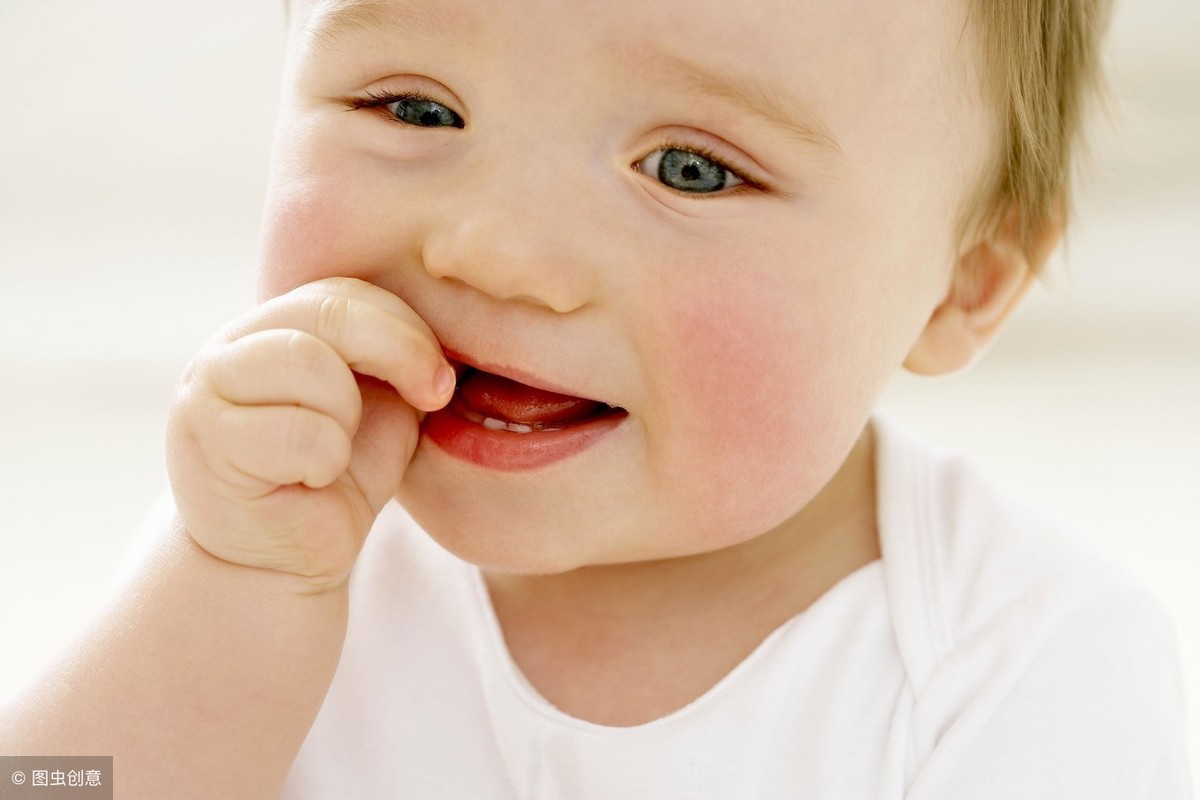 婴儿牙龈发白（宝宝出牙有什么症状）-幼儿百科-魔术铺