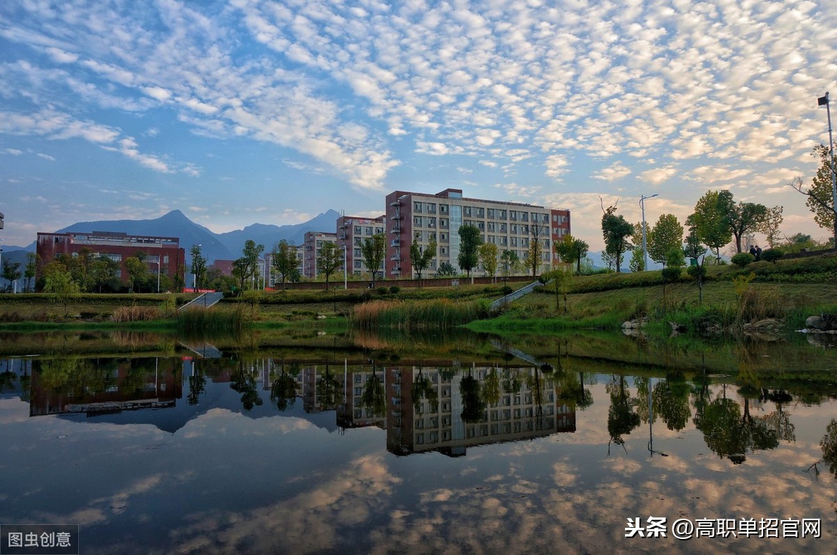 九江職業大學創辦於1985年,位於江西省九江市,是省級示範性高職院校