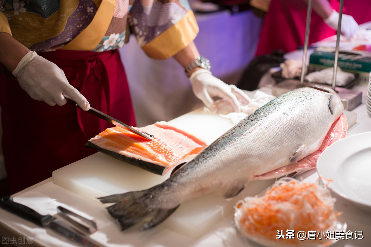 三文鱼为啥那么贵？味道很好吃吗？跟虹鳟鱼有什么区别？涨知识了