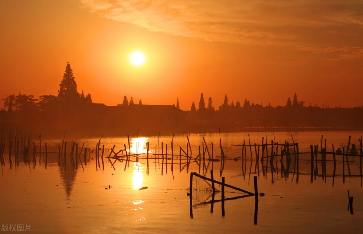 sunrise还可以指晨曦,朝霞,也就是日出时的天空的样子.