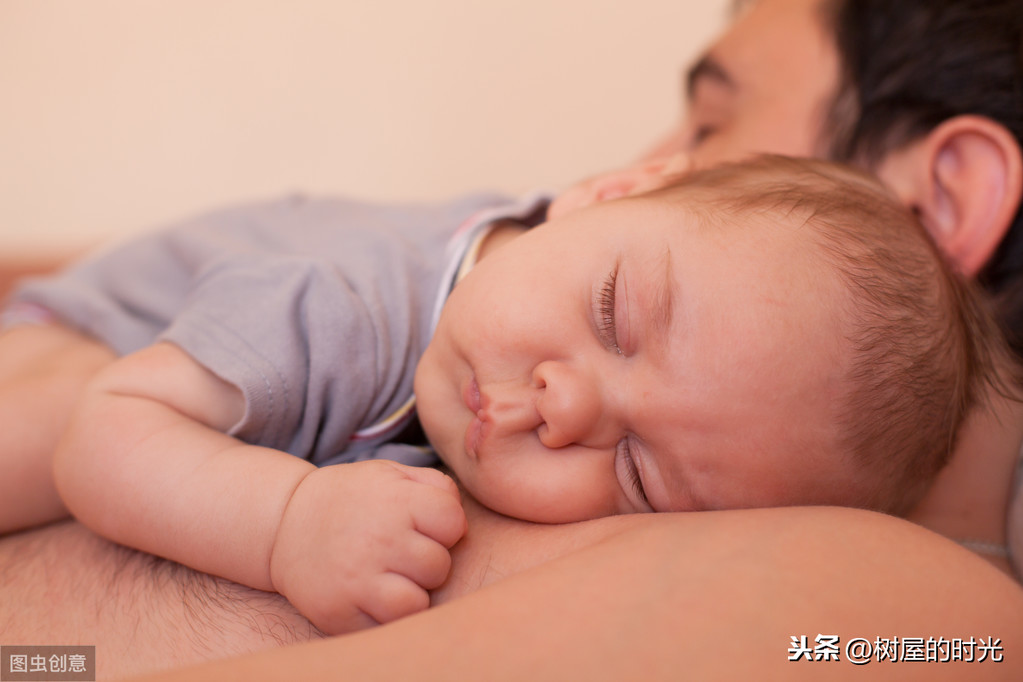 新生儿在家长身上趴着睡觉有什么影响？专家告诉你别再这样做