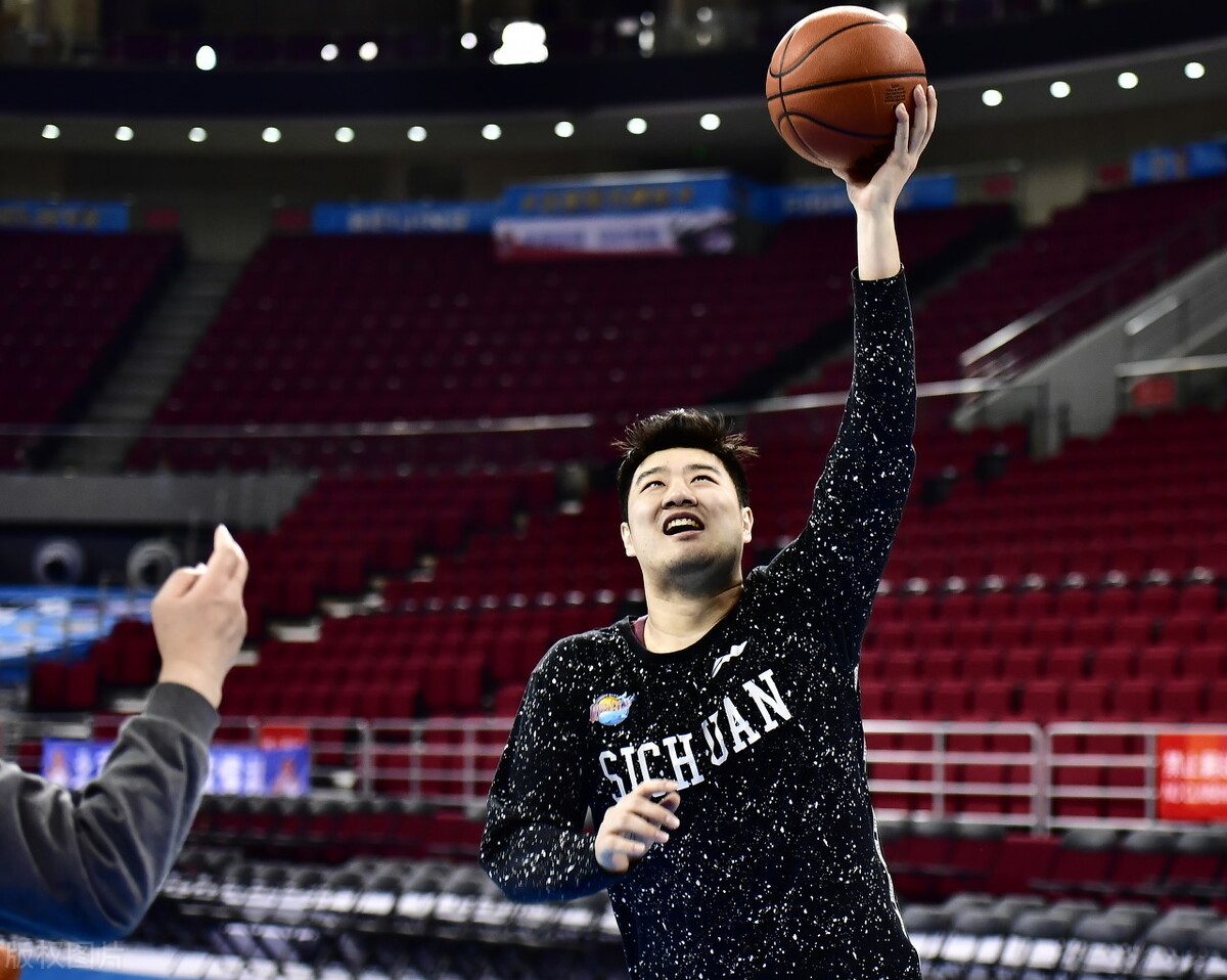 cba蔡晨哪里人(他15岁被捧成男篮未来领袖，25岁离开CBA，现在只能打野球)