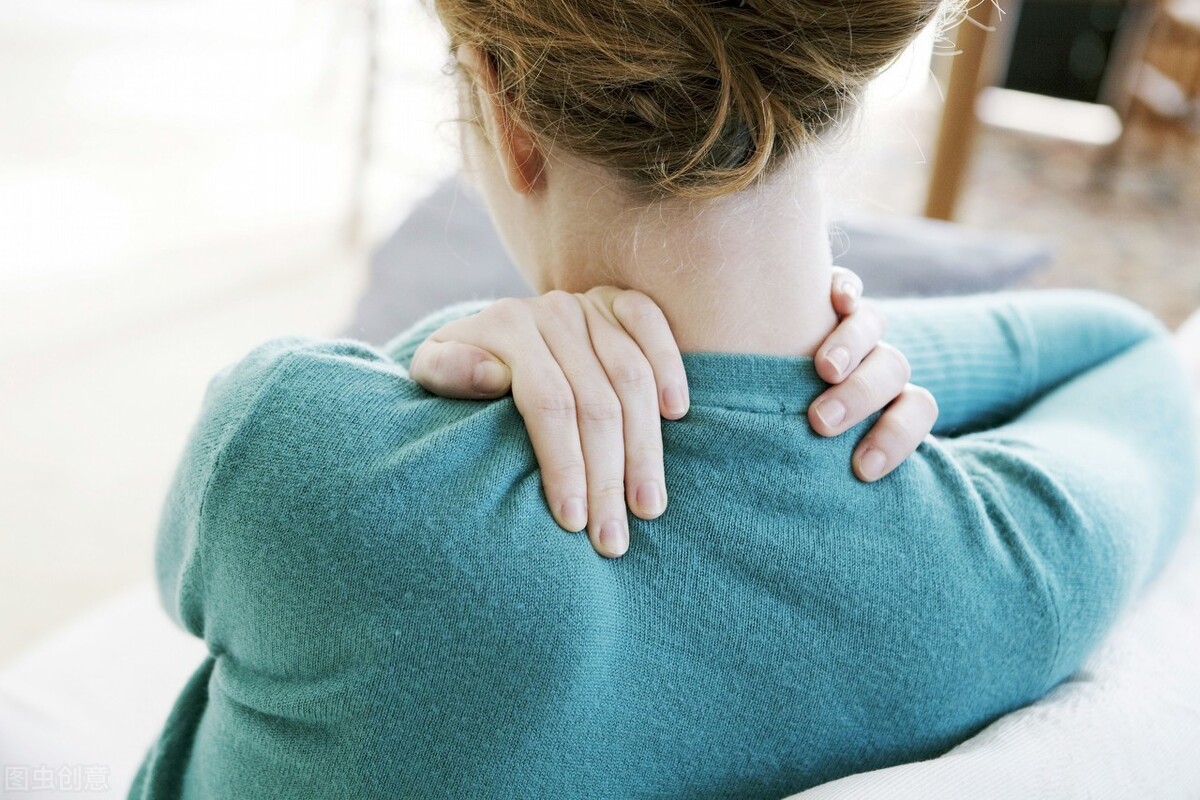 脖子落枕了好疼，落枕了应该怎么缓解？不妨试试这4个方法