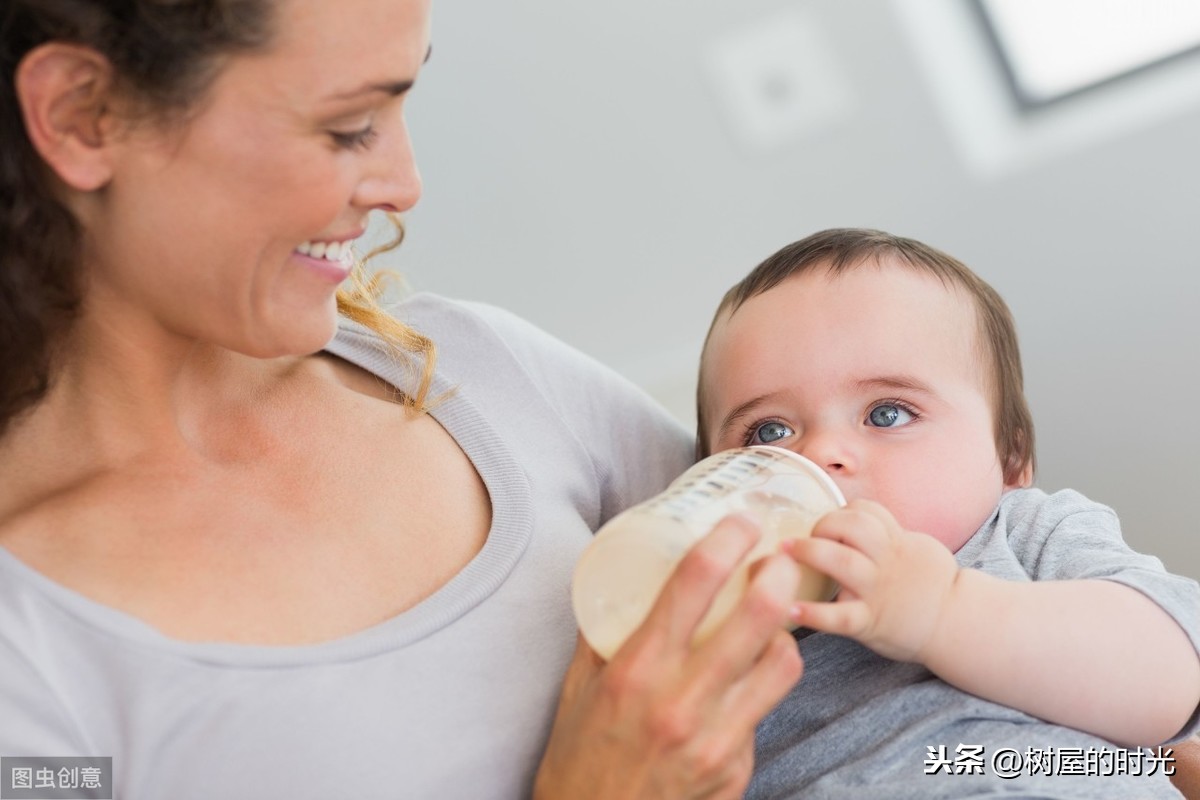 妈妈使用自动母乳喂养婴儿图片下载 - 觅知网