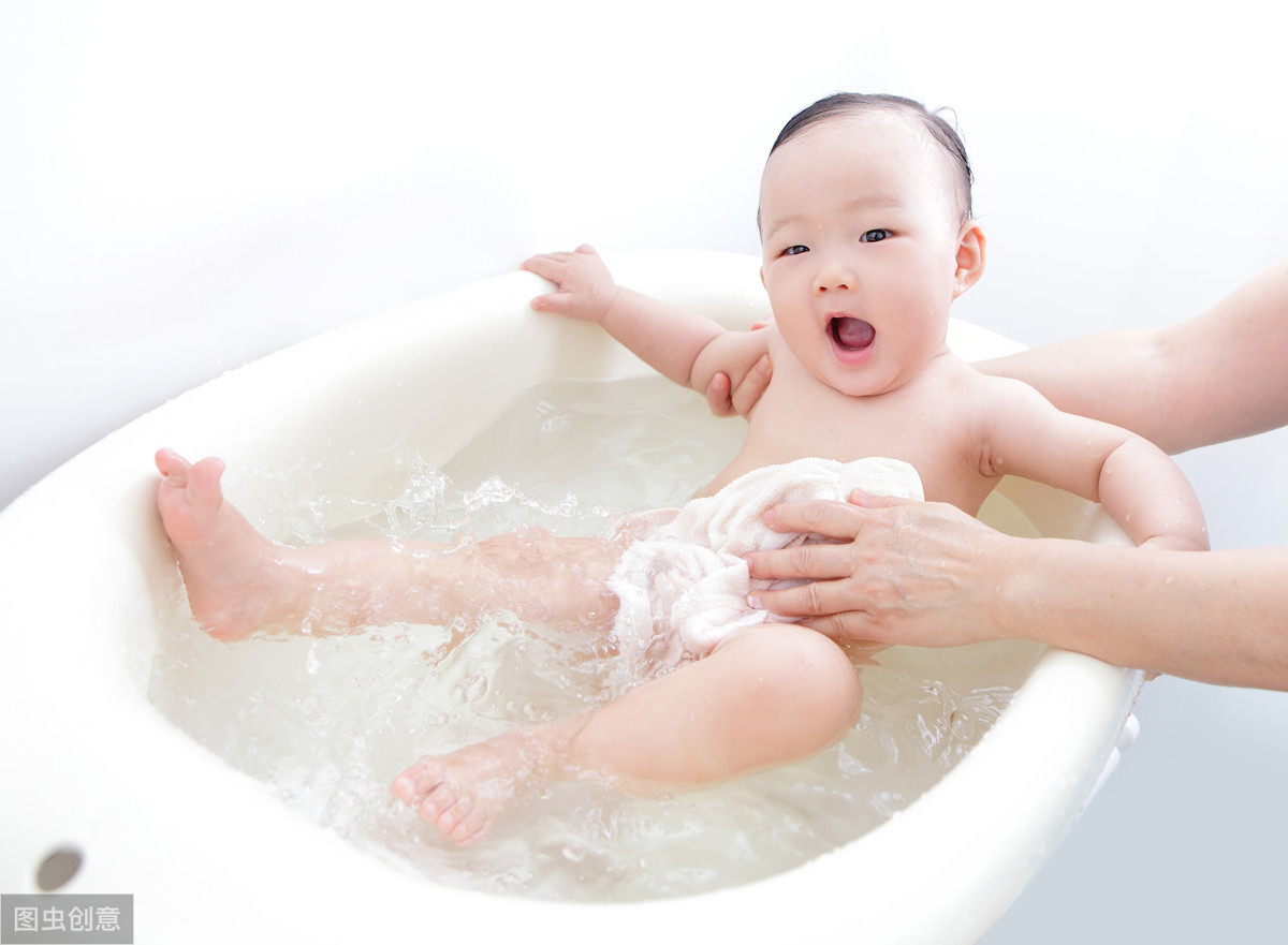 父母在房间里的浴室里给婴儿洗澡。照片摄影图片_ID:308521498-Veer图库