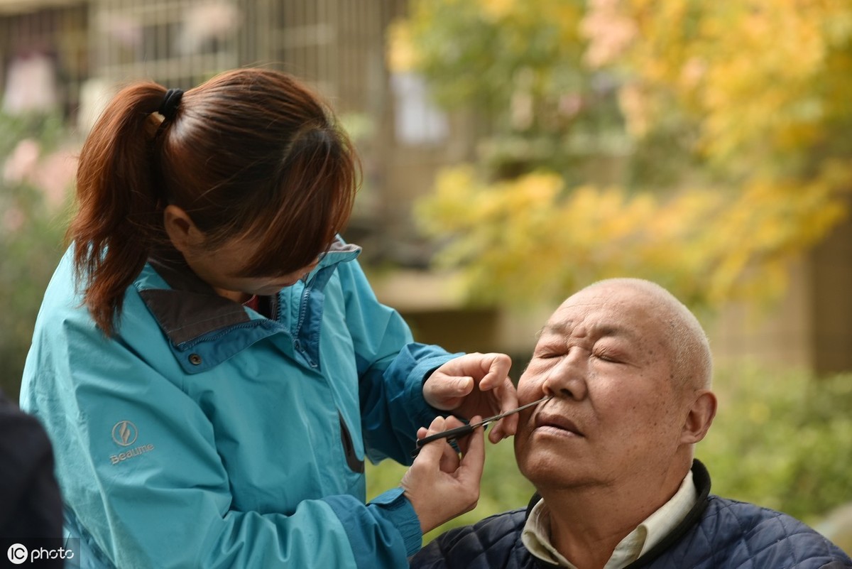 鼻毛白色的是怎么回事（鼻毛变白可能是多个疾病征兆）