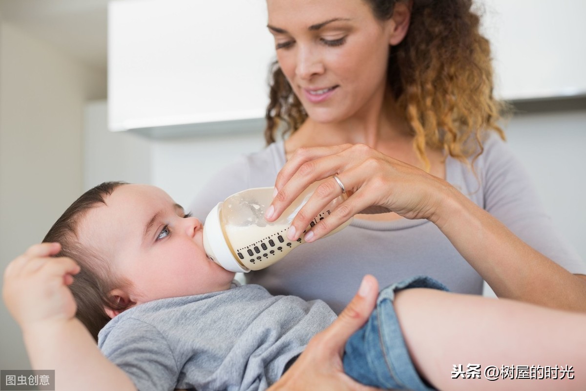 新生儿奶粉吃多少毫升(新生儿吃多少奶粉量合适？1-7天新生宝宝奶量标准，家长要参考)