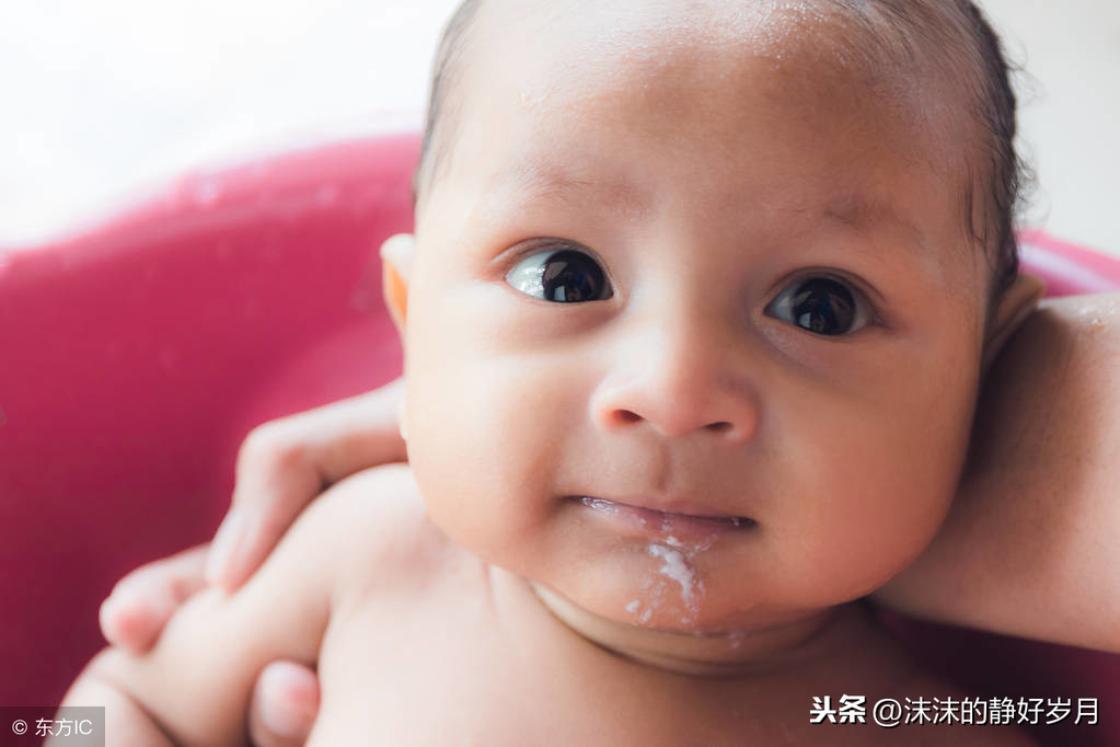 宝宝吐奶之后，妈妈不要惊慌，跟着这3步按部就班的准确处理就好