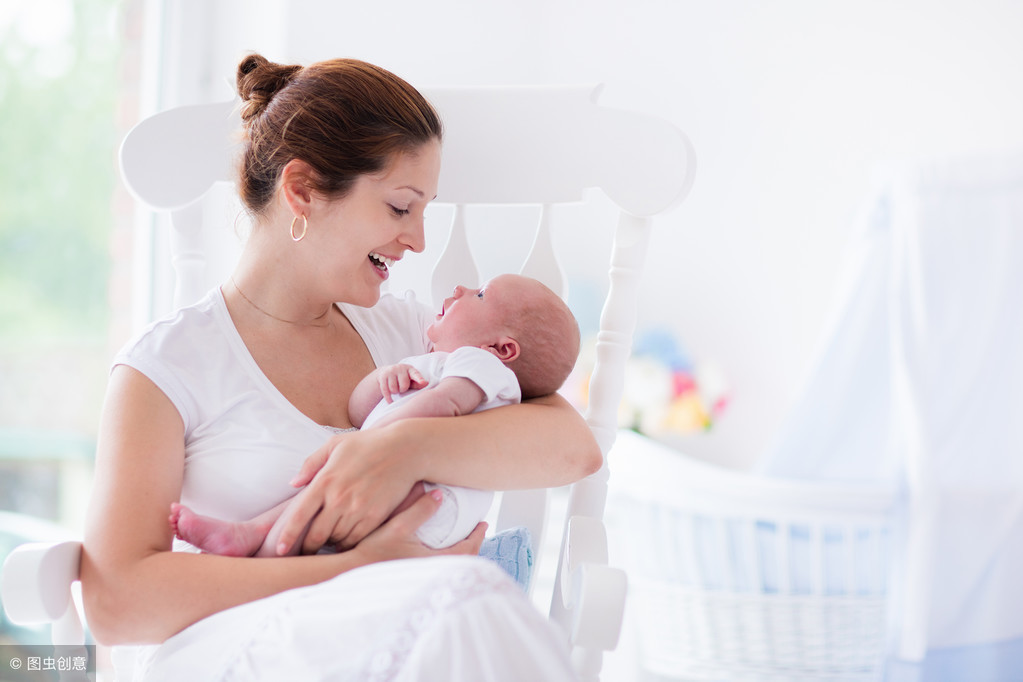 奶奶给新生儿挤乳头，差点酿成大祸！宝宝护理少点误区多点科学