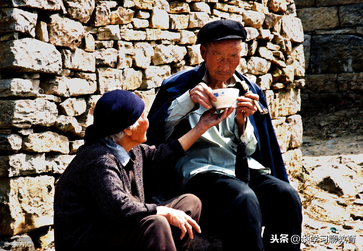 父爱如山，母爱如海，你陪我长大，我陪你到老