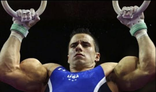 體操運動員的手臂有多牛？肌肉男的手臂顯得不堪一擊