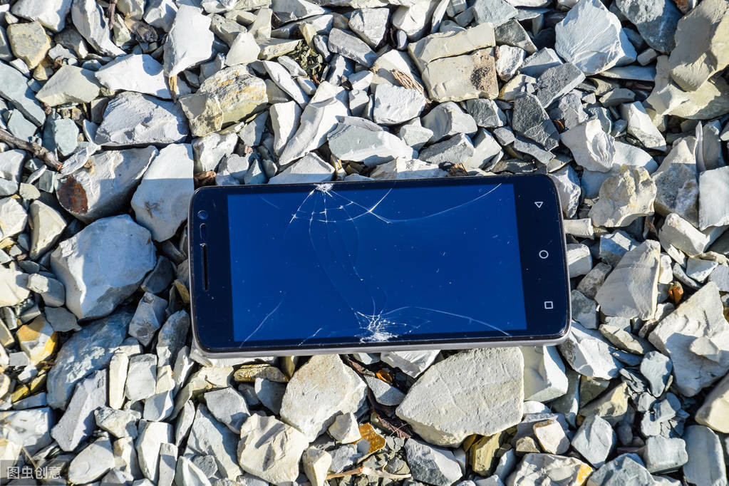 手机屏幕碎了，怎么修理才最划算？两个办法快速解决你的烦恼