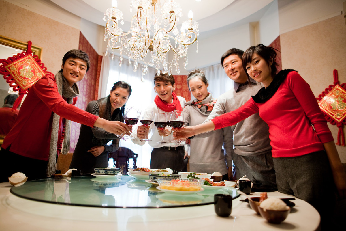 不会做聚会即兴发言？掌握三种聚会场合的发言模板，让你自信讲话