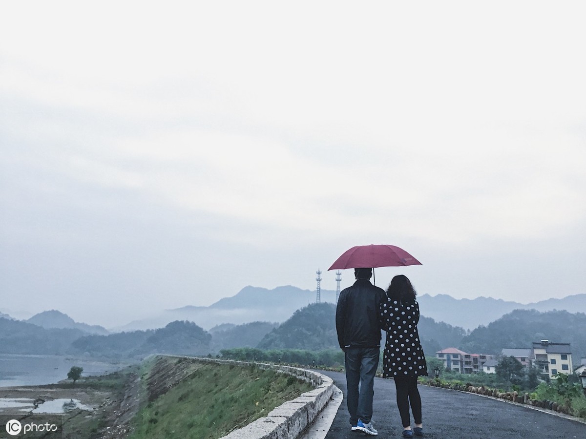 在雨中与你相遇，你我一生最浪漫的事