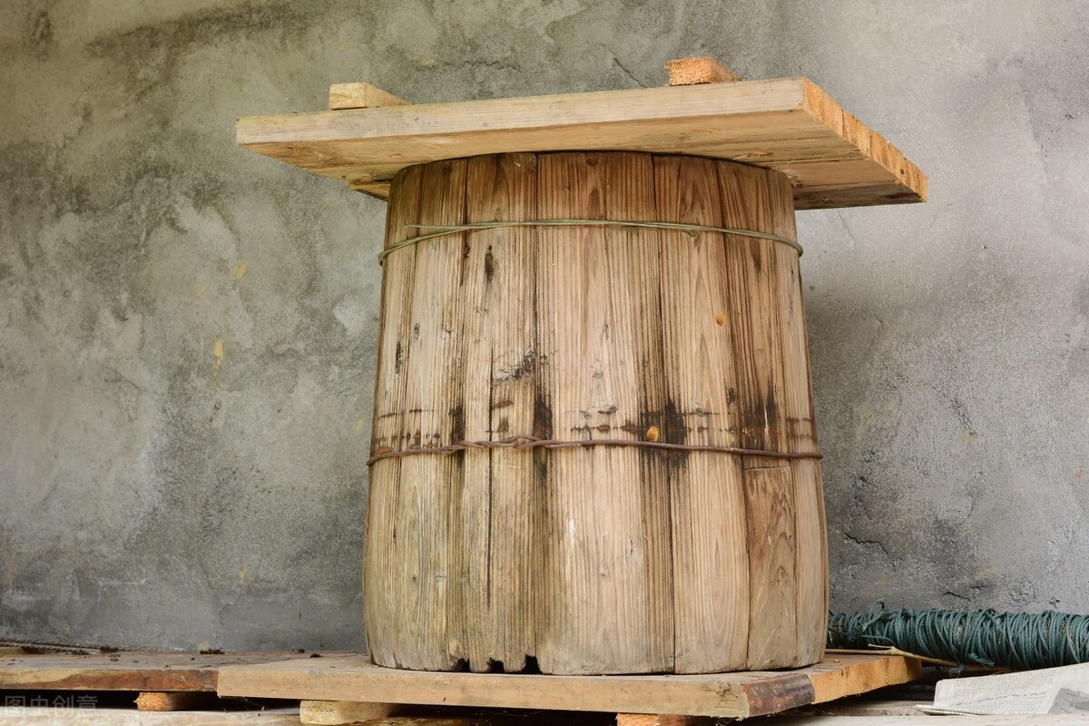 诱蜂桶来蜂，怎样取出桶盖，才能避免蜂群出现不必要的损伤？