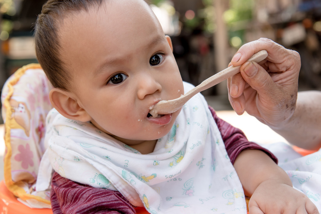 6-12个月宝宝辅食如何添加？多少奶几顿辅食、吃什么，一看就明白