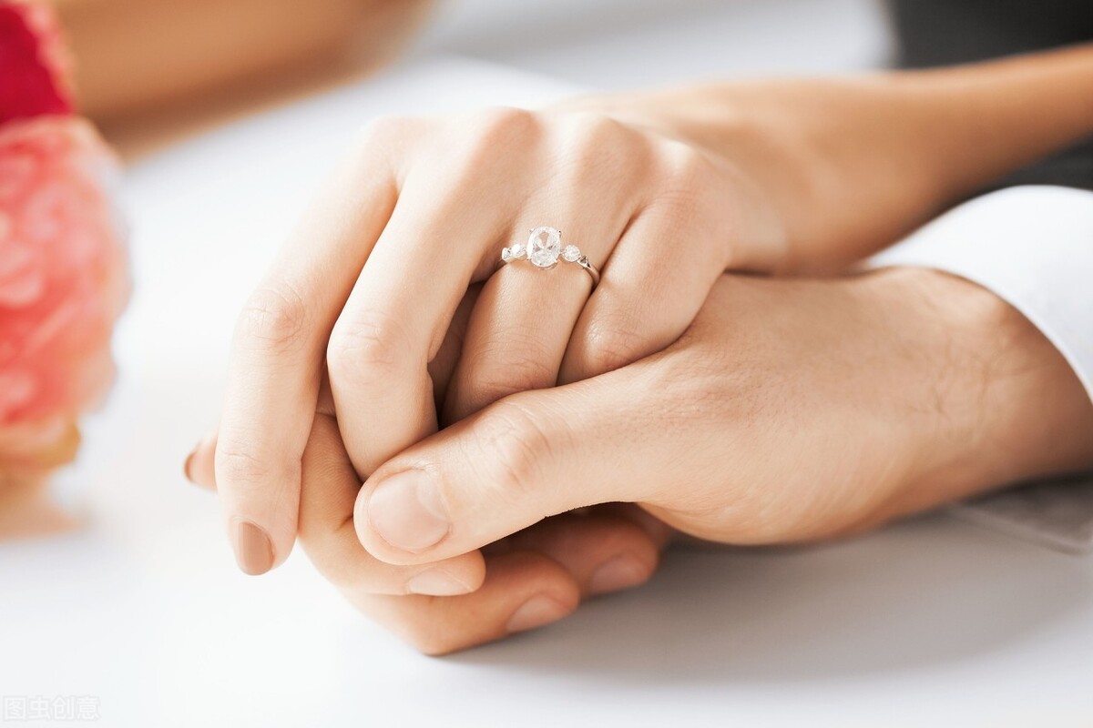 都知道戒指戴在无名指表示结婚了，那戴在中指是什么？