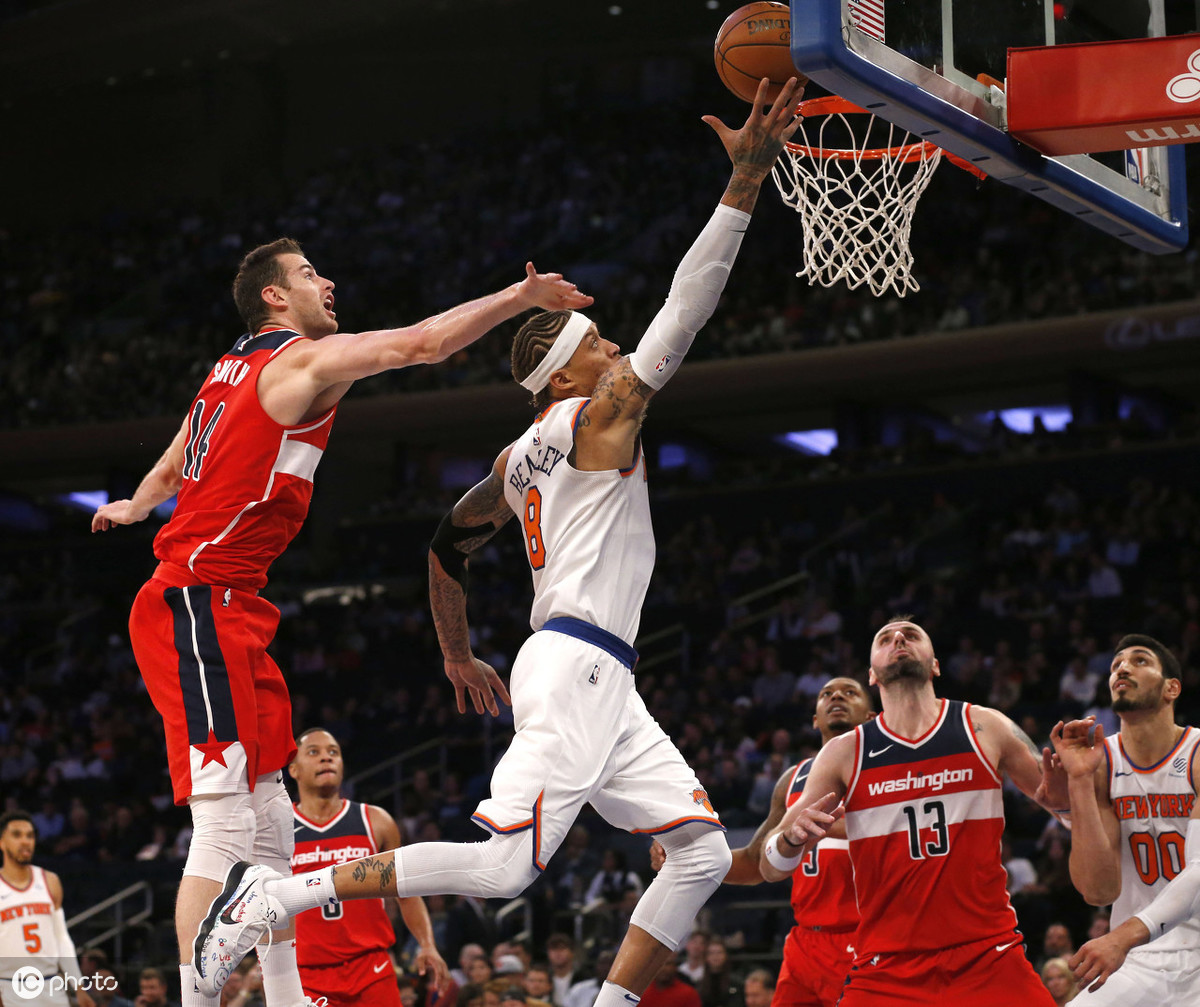 cba为什么不甩毛巾(有钱任性CBA最贵的球迷！ NBA明星球员在广东男篮看饮水机甩毛巾)