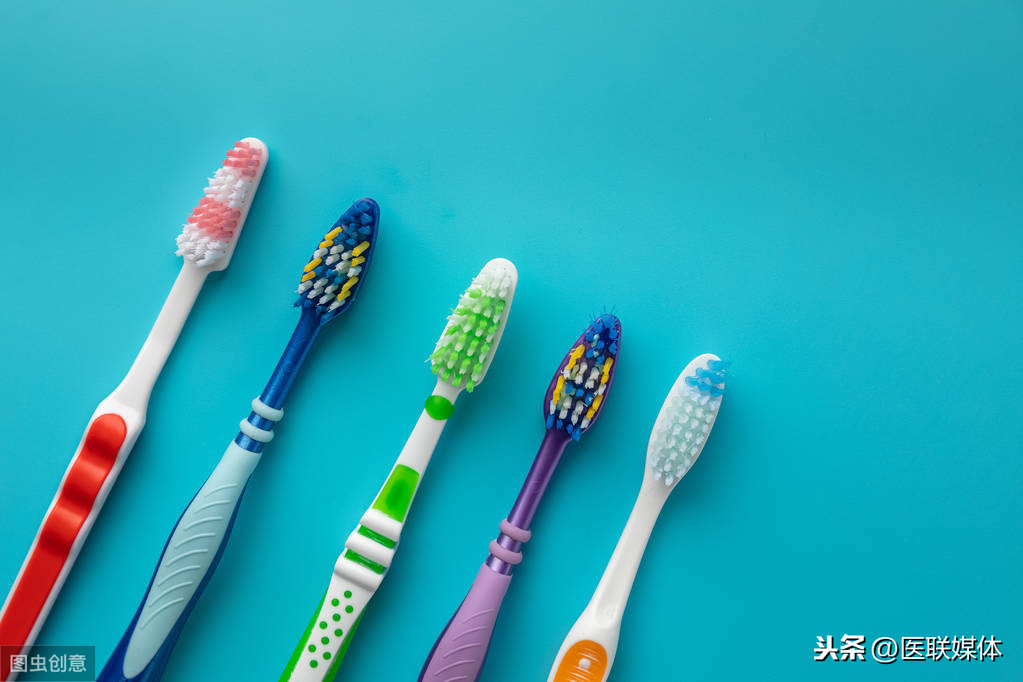 刷牙或咬东西时带血？医生提醒：可能是身体出了这些问题