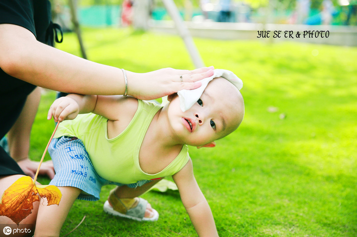 婴儿摔了头症状（孩子不小心摔伤头部）