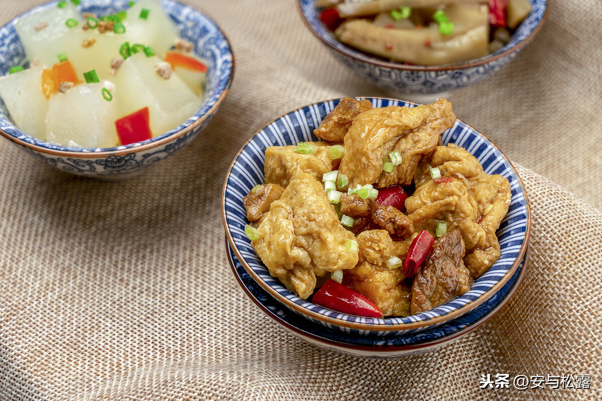 油豆腐烧肉怎么烧才好吃（油豆腐烧肉香甜入味超下饭）