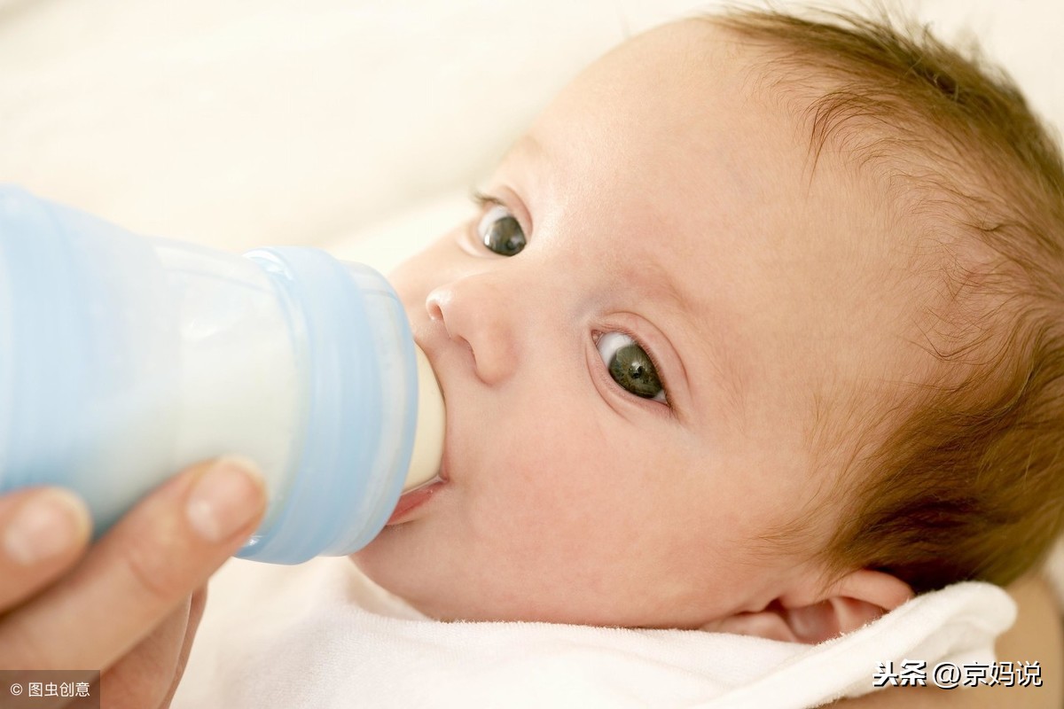 十几天的婴儿吐奶是怎么回事（宝宝吐奶怎么办）-幼儿百科-魔术铺