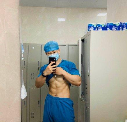 北京肌肉男醫生爆紅朋友圈，網友不淡定了：我需要打一針