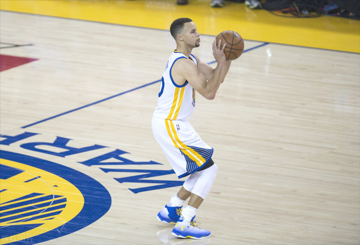 为什么nba中锋移动那么快(小球时代的正确理解，篮球历史上的伟大革命，当下的主流打法)