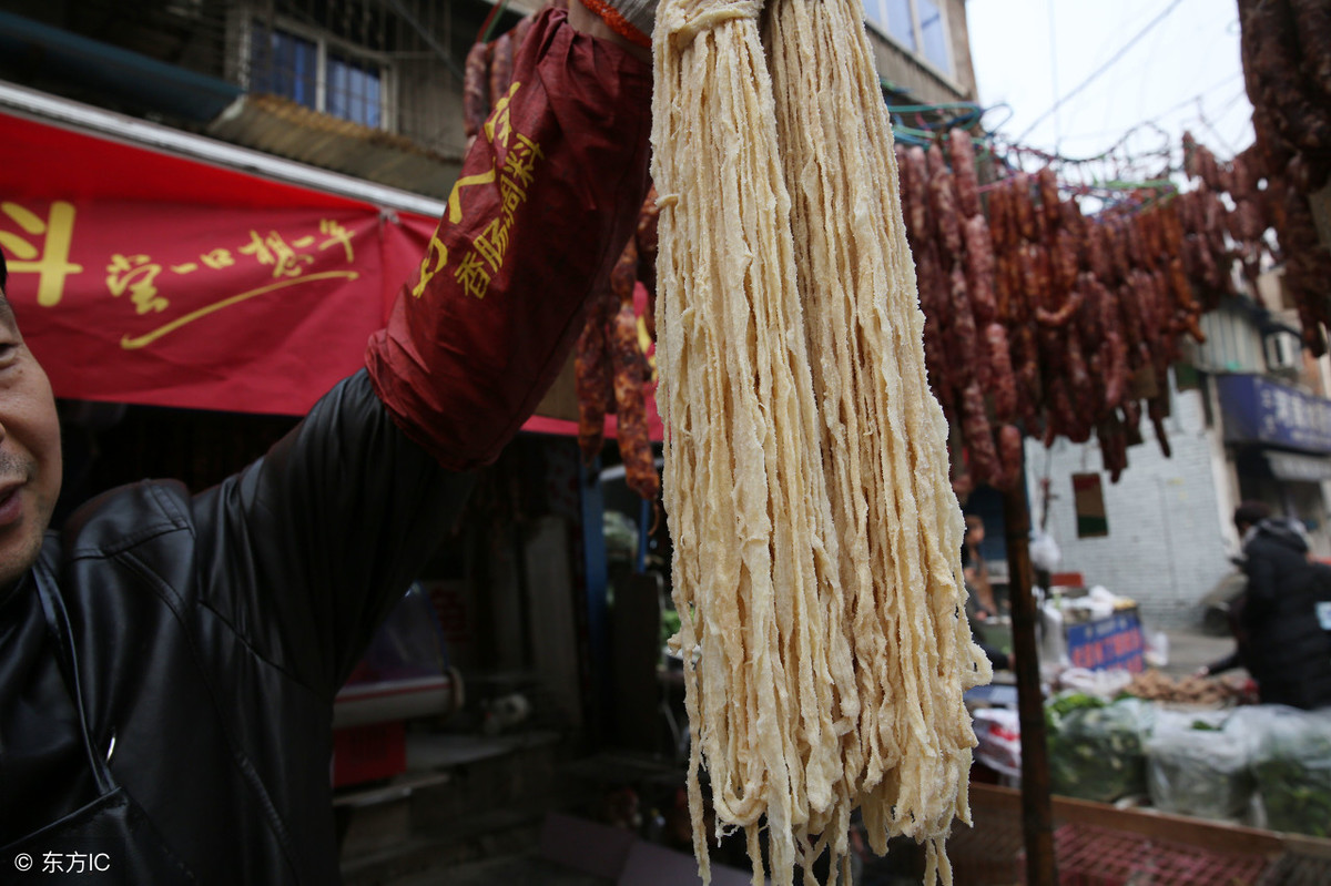 腊肠的肠衣是什么原料做的（香肠的肠衣原料介绍）