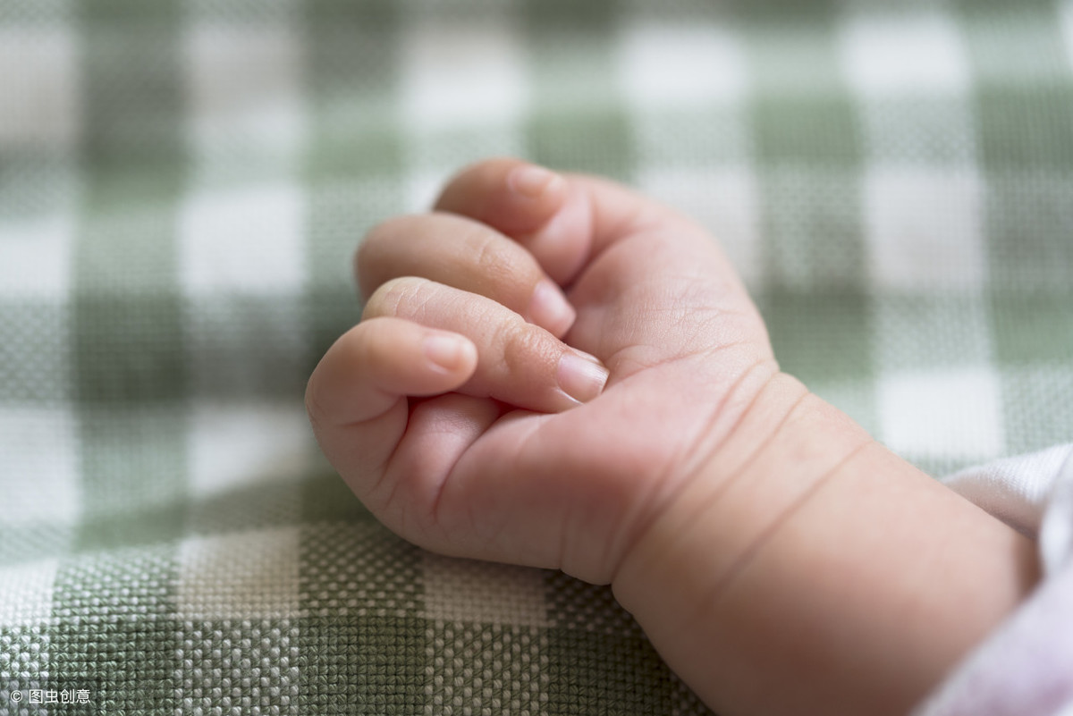 宝宝2岁10个月，双手手背长小疹子，手心长的红斑比较大发硬，热的时候痒 - 百度宝宝知道