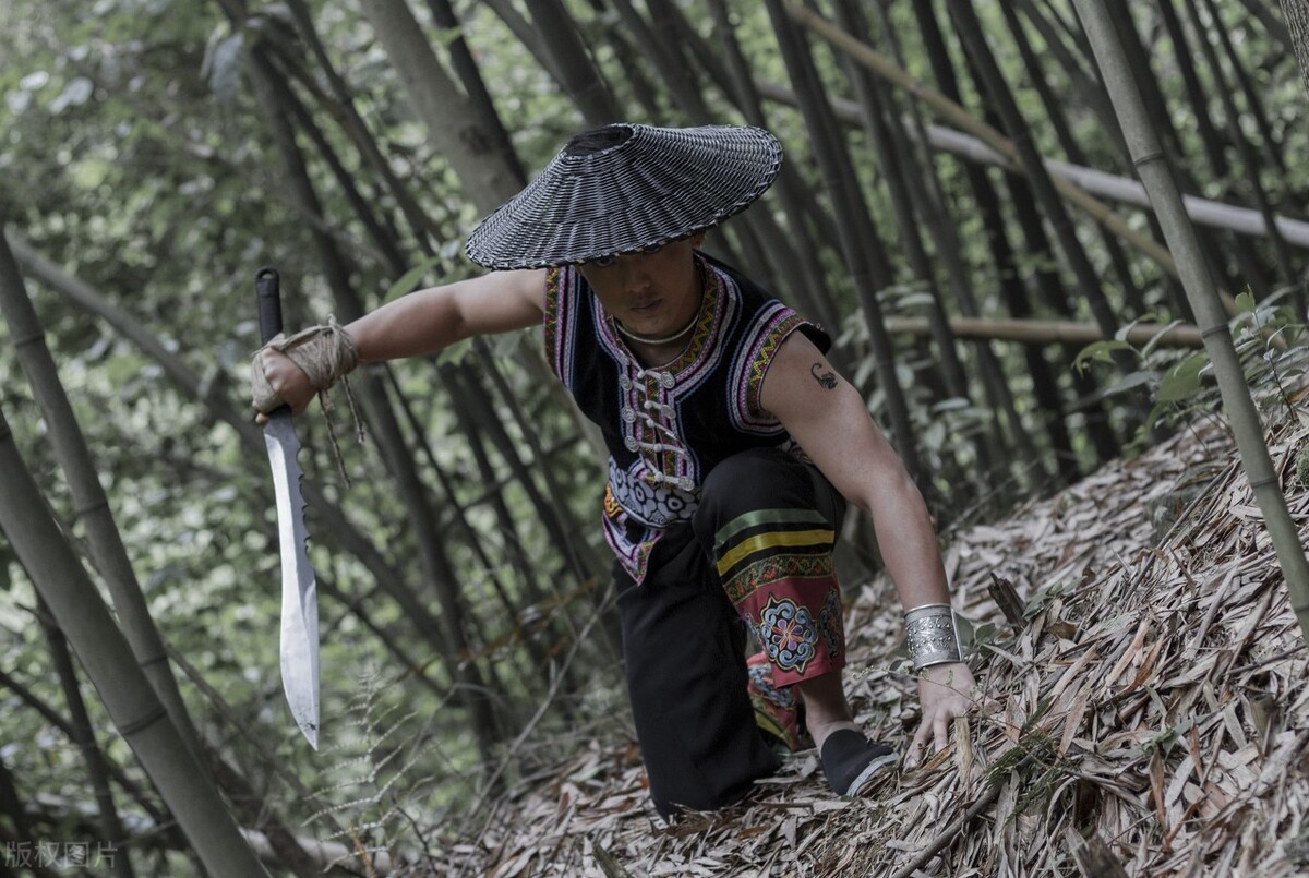 传奇故事：火车惹怒了飞在空中的大盗贼，山姑空手抓住了七大强盗。