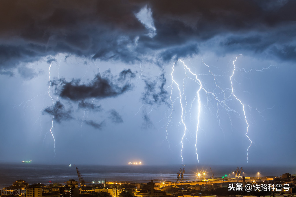 自從6月以來,連日雨水不斷,鐵路列車運行里程長則幾千公里,最短也有幾