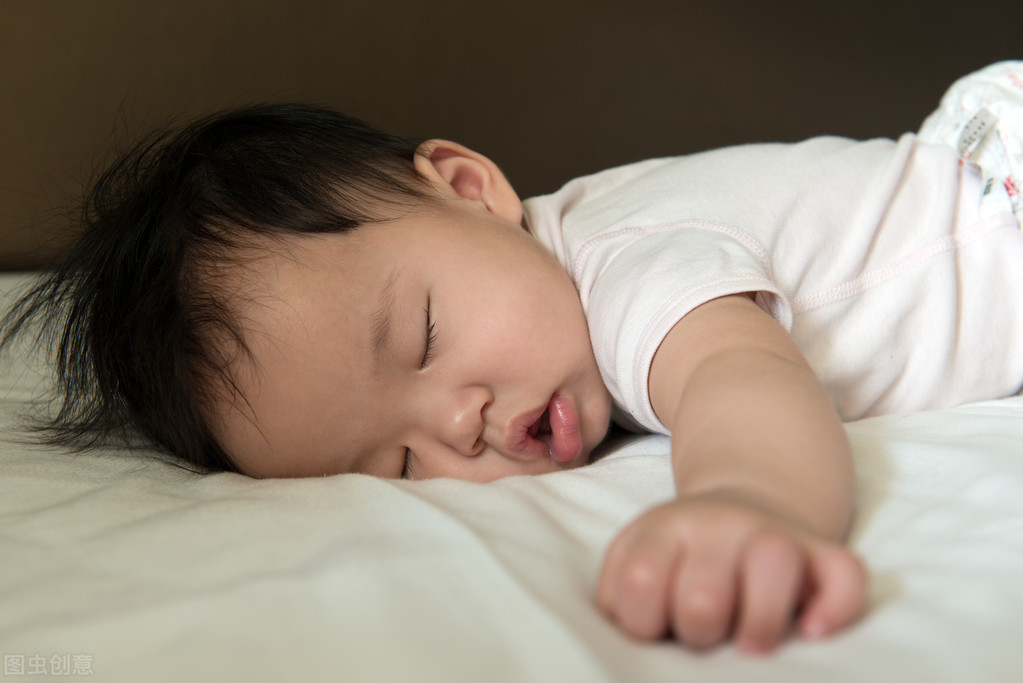 婴儿多久用枕头（新生儿睡多久合适）