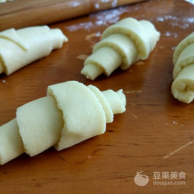 牛角酥的制作方法简单介绍 牛角酥的制作方法