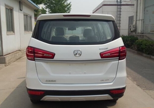 五菱宏光慌了,这款面包车带涡轮增压,配独立显示屏,6万起售