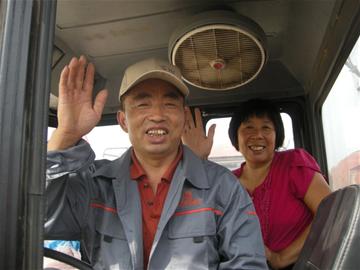 農(nóng)機(jī)手開(kāi)84萬(wàn)的拖拉機(jī)跨區(qū)收割 一年賺20萬(wàn)元