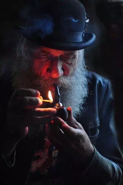 男人抽烟斗图片图片