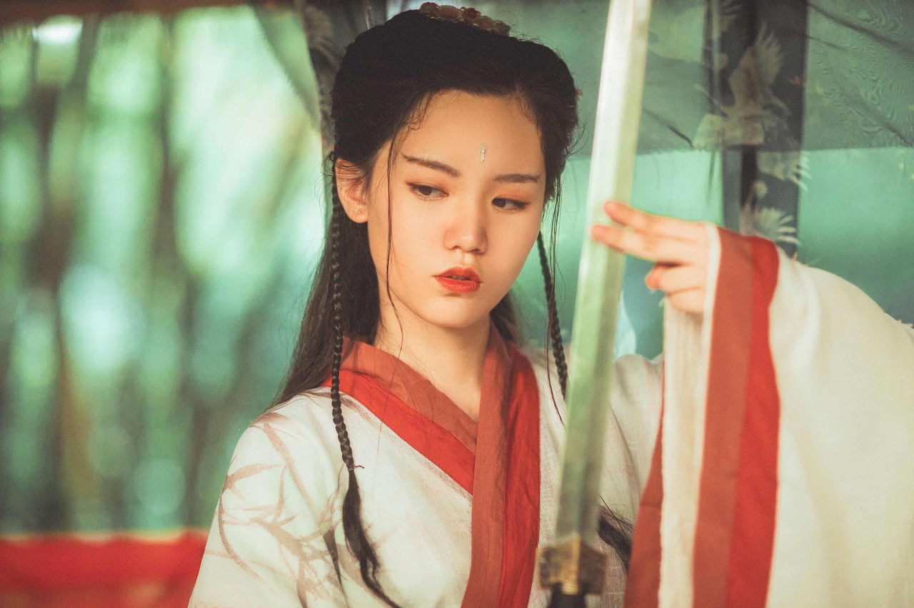 小说：途中偶遇受伤的四瞳灵狐，秦如霜出手相救。花天巧喜获残刀